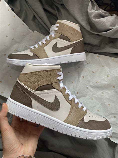 nike air jordan 1 mid damen 39|jordan 1 mid top brown.